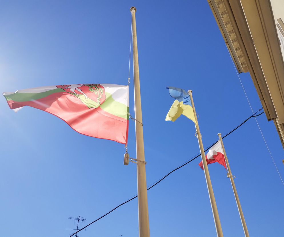 Flaga Lublina opuszczona do połowy masztu
