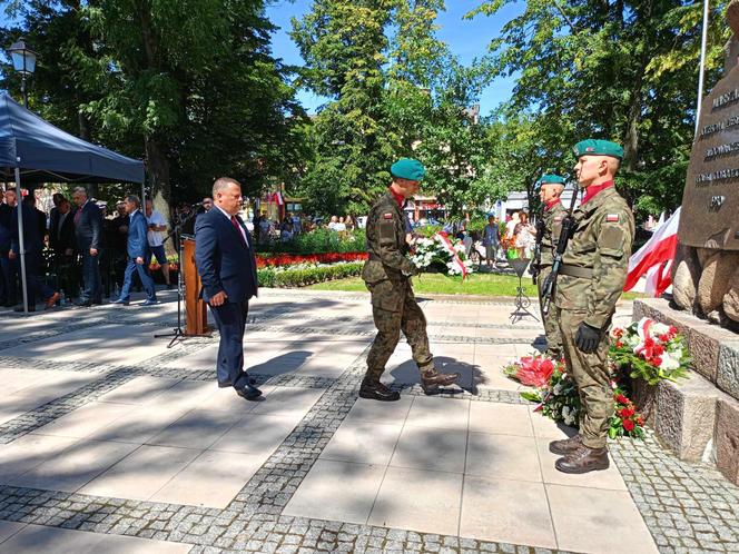 Na Skwerze Niepodległości w Siedlcach można było wysłuchać okolicznościowych przemówień i Apelu Pamięci Oręża Polskiego