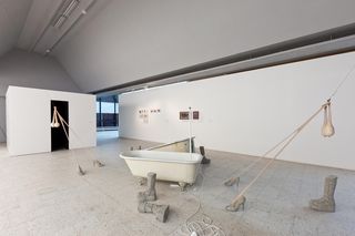 Wanny, buty i manekiny za 851 tys. zł? Ale sztuka! „To jedna z najbardziej wpływowych artystek na świecie”