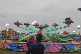 Białystok. Na osiedlu Zielone Wzgórza rozstawił się lunapark