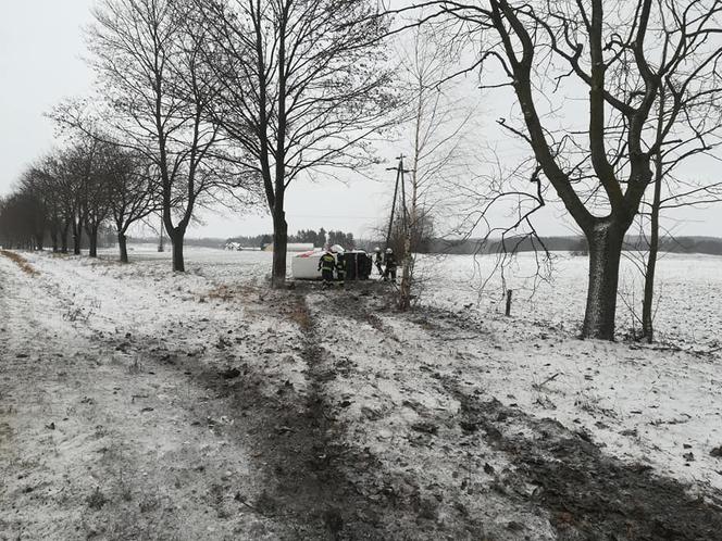 Głęboczyzna. Volkswagen wpadł w poślizg i dachował [ZDJĘCIA]