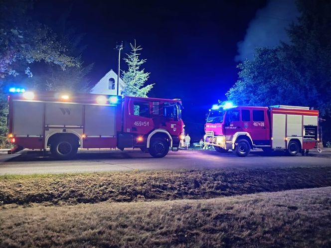 Groźny pożar na Dolnym Śląsku. Ogień strawił budynek i auta osobowe