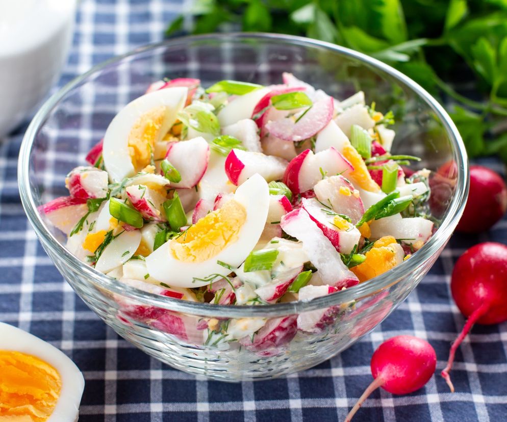 sałatka z jajkami, ogórkiem i rzodkiewką