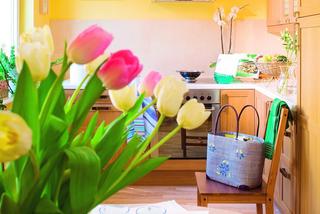 Żółta kuchnia z tulipanami