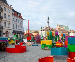 Montaż świątecznej iluminacji w Warszawie