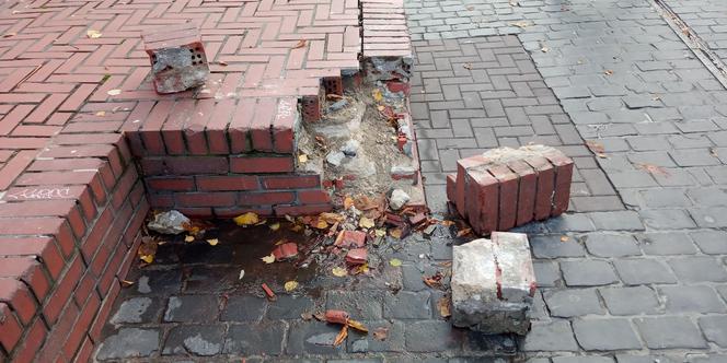 Zniszczony murek przy ul. Szewskiej