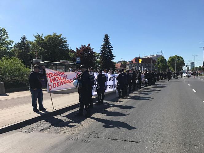 Marszu i kontrmanifestacji strzegło blisko tysiąc policjantów, kilkadziesiąt radiowozów i śmigłowiec straży granicznej.