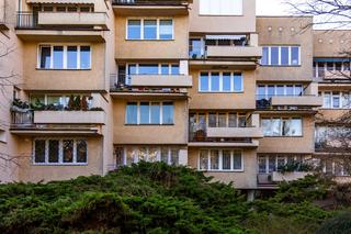 Blok PRL na ul. Koziej 9 - zobacz budynek, który z zmienia się wraz z punktem widzenia