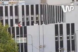 Mężczyzna chodził po dachu szpitala w Warszawie i spadł. Strażacy nie mogli rozłożyć skokochronu