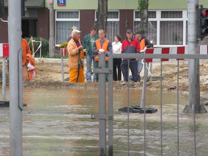 Warszawa: Awaria wodociągu. Powódź na ulicy Marynarskiej (GALERIA)