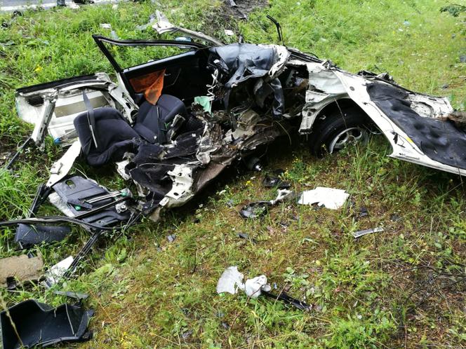 Tragiczny wypadek na drodze niedaleko Bolesławca. Ciężarówka rozerwała audi na pół