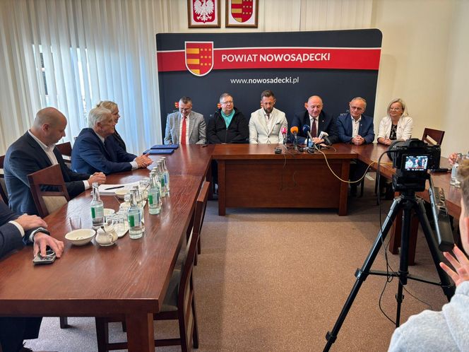 Podpisanie umowy na utworzenie w Krynicy-Zdroju klasy o profilu hokejowym