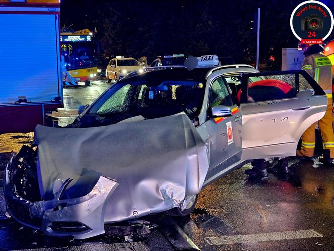 Fatalny wypadek w Warszawie. Bus wywrócił się na drodze, wielu rannych 