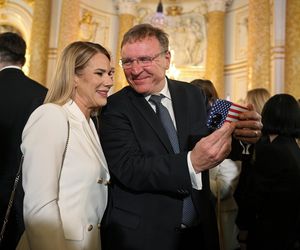 Kurski pojawił się na uroczystości Nawrockiego. Uciskał jego żonę i pokazał jej coś na telefonie. Wyszło na jaw, że ma czaderską obudowę telefonu