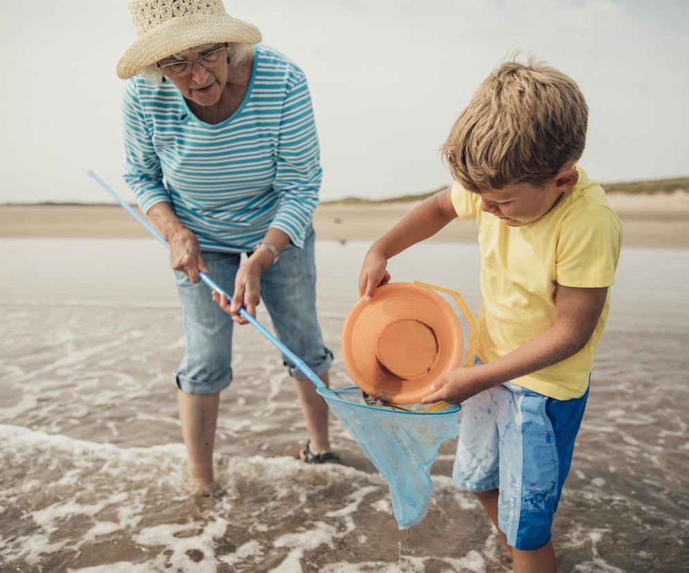 Dziecko jedzie na wakacje z dziadkami? O tych dokumentach musisz pamiętać 