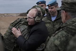 Putin wyszedł z bunkra i pojechał na poligon. Sprawdzał żołnierzy, nagle chwycił za broń!