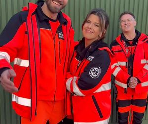 Na sygnale na planie. 6. rocznia ślubu Strzeleckich. Martyna (Monika Mazur), Piotr (Dariusz Wieteska), (Artur Góra (Tomasz Piątkowski)