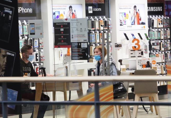 Policja zabrała telefon10 lat temu. Dziś musi zapłacić ogromny dług