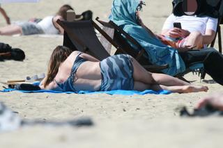 Wolszczak wygina się na piasku