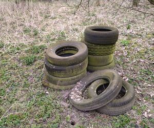 Śmietnisko opon na osiedlu w Gostyniu postrzątane 