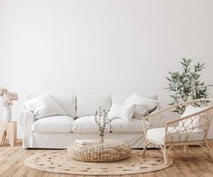 Biała sofa w salonie