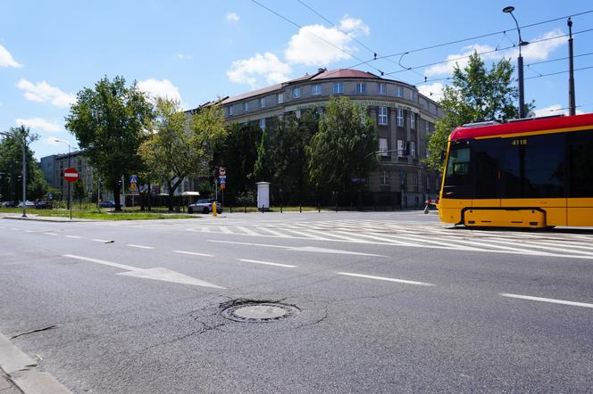 Prawdopodobny właz na tle szkół Sióstr Zmartwychwstanek. W czasie zrywu na terenie tego kompleksu był szpital powstańczy