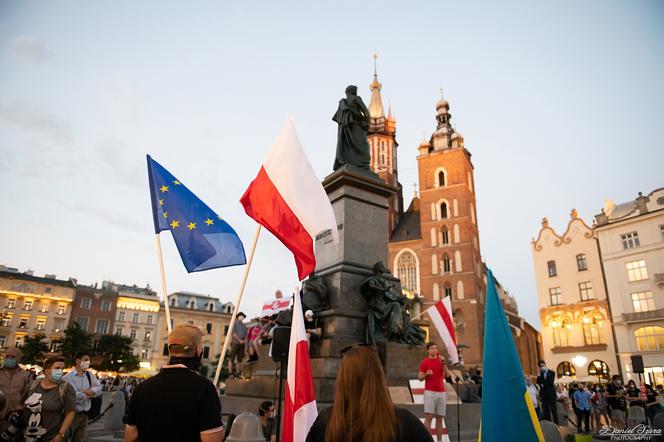 Manifestacja Białorusinów na rynku w Krakowie. "Precz z Łukaszenką!"