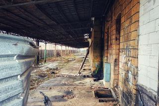 Zabytkowy dworzec w Lubawce wystawiony na sprzedaż. Teraz popada w ruinę 