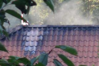 Potężny pożar w Trzcianach pod Legionowem. Całe poddasze w ogniu. Na miejsce przyjechało 9 zastępów straży pożarnej