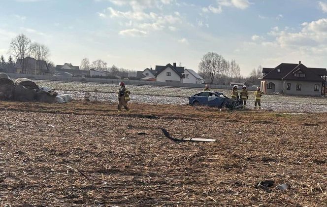 Wypadek w Dębowicy, auto dachowało