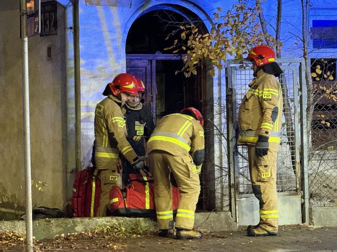 Niebezpieczny pożar w Warszawie. Trzy osoby zatrute dymem, jedna reanimowana