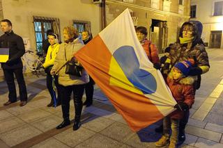 Tarnów pokazał solidarność z Ukrainą. Zapłonęły żółte-niebieskie znicze [ZDJĘCIA]