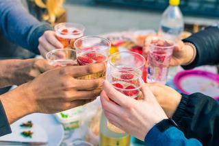 Młodzi rezygnują z picia alkoholu. NoLo to coraz popularniejszy trend imprezowy. Czym jest? 
