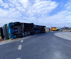 Przewrócona ciężarówka zablokowała rondo. 30 ton jabłek na drodze