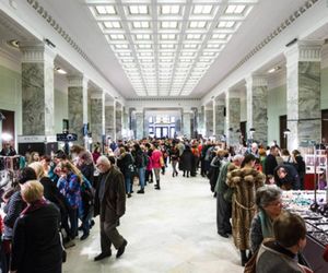 Mineral Expo w Pałacu Kultury ze szkieletem ichtiozaura