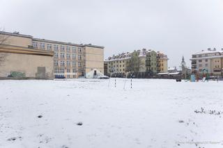 Kolejna szkoła w centrum będzie miała nowoczesne boisko. Miasto ogłasza przetarg 