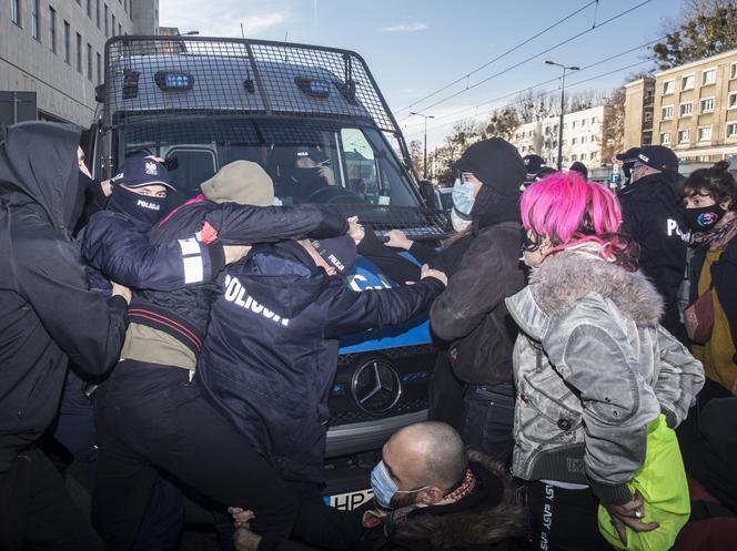 Dostaną premie za pałowanie kobiet