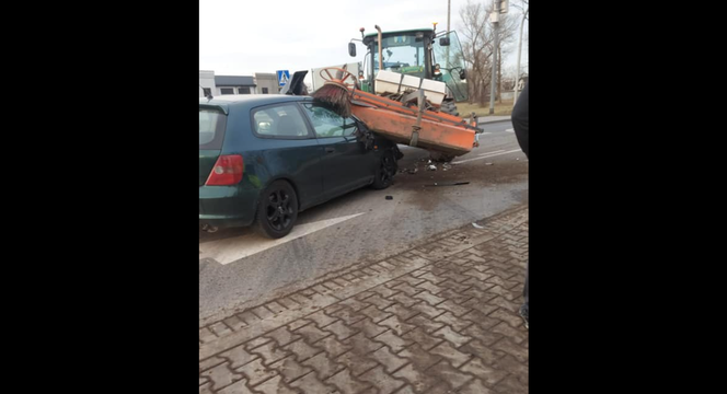 Oświęcim: spektakularne zderzenie osobówki z ciągnikiem! Nie do wiary 