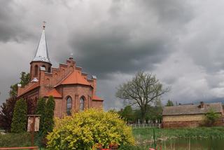   Lutol Suchy: Czarne chmury nad odnawianą po pożarze świątynią 