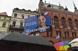 Wybory 2020: Niebo nie lubi Rafała Trzaskowskiego. W Toruniu przywitały go burza i ulewa [ZDJĘCIA, WIDEO]