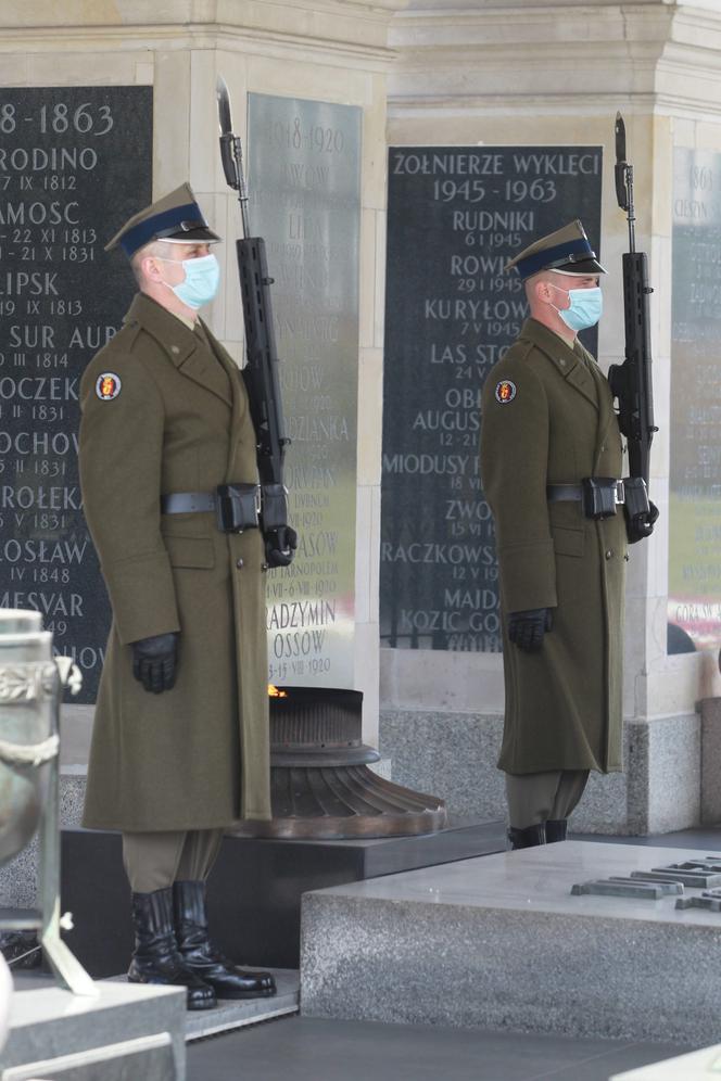 Żołnierze w maseczkach przy Grobie Nieznanego Żołnierza