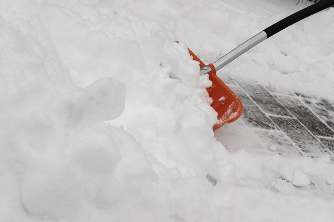 Jeżowe: Leżał na mrozie na chodniku przed sklepem. Pomogli mieszkańcy i policja