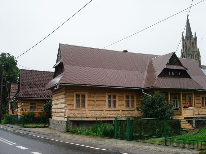 To jedna z najpiękniejszych wsi w Małopolsce. Jej ozdobą są zabytkowe chałupy