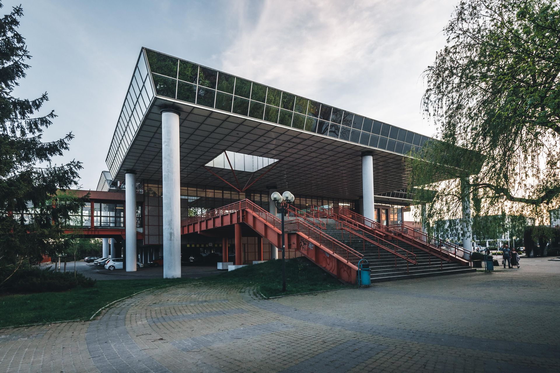 Dworzec kolejowy w Częstochowie - zdjęcia. Tak dziś wygląda ikona lat 90. 