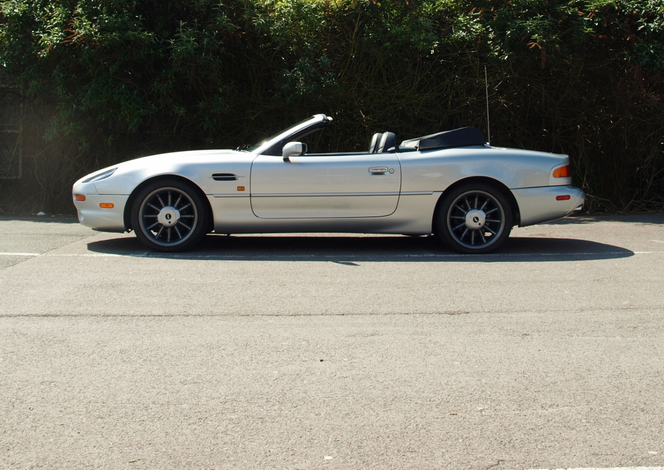 Aston Martin DB7 Volante należący do Jennifer Lopez