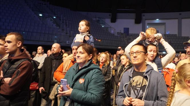 Finał WOŚP w Olsztynie. Pokaz laserowy podczas „Światełka do nieba” zachwycił wszystkich [ZDJĘCIA]