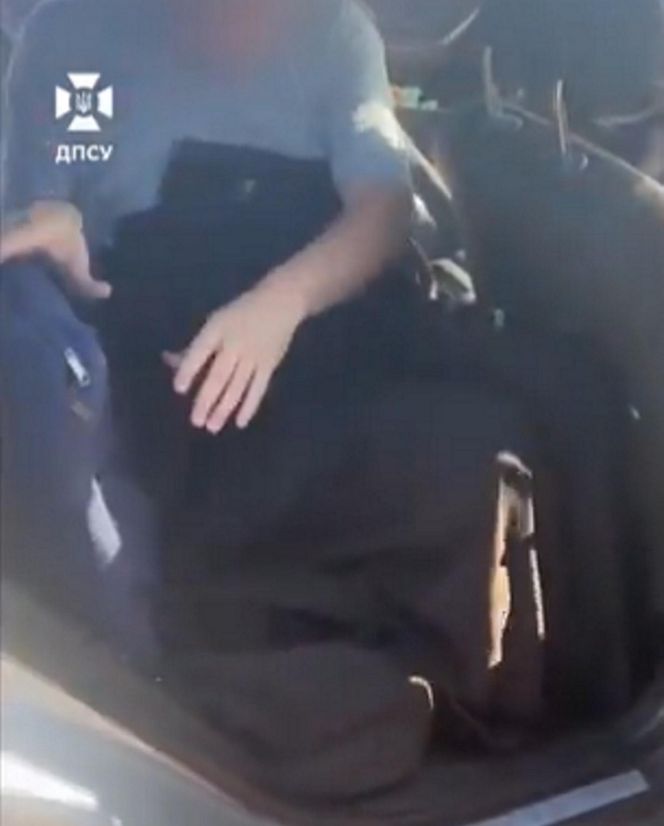 Ksiądz ukrył mężczyznę pod sutanną