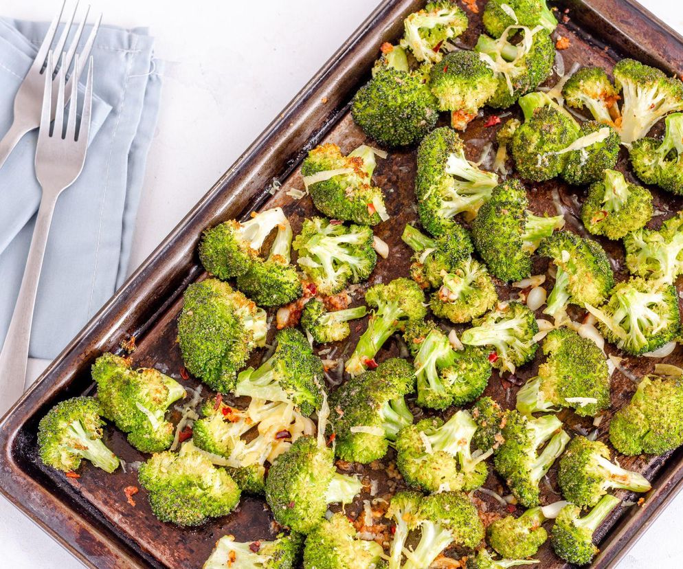 Chrupiące brokuły z piekarnika. Z tym oryginalnym sosem smakują rewelacyjnie