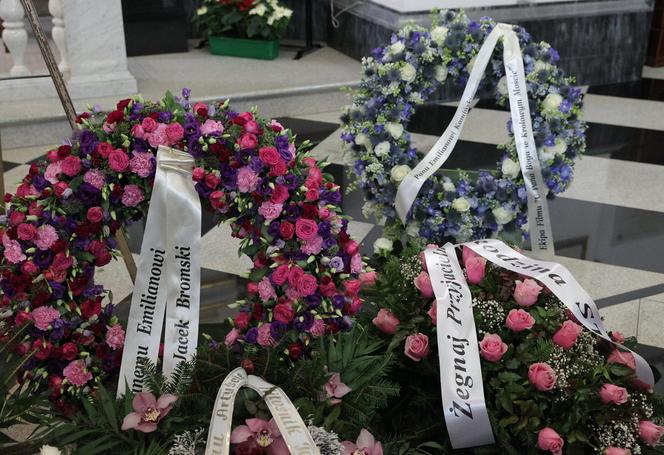 Wzruszające napisy na szarfach na pogrzebie Emiliana Kamińskiegos