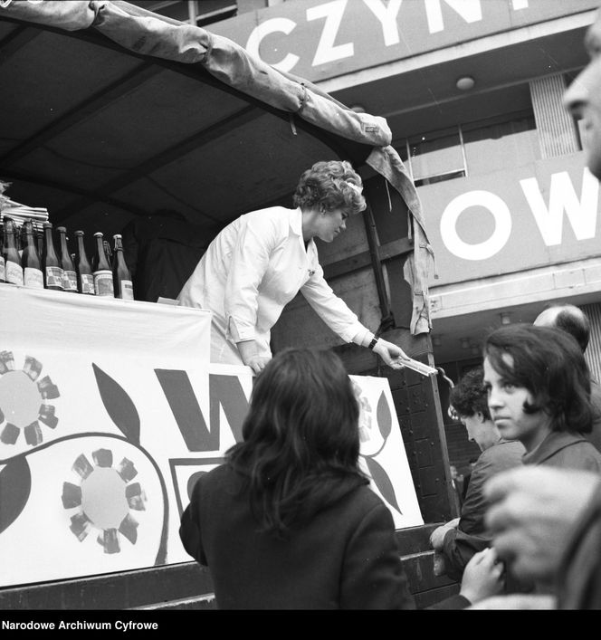 Fast food w PRL: bułka z pieczarkami i kiełbaska z wody